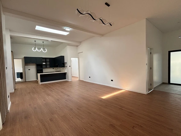 4 Bedroom Flat & Apartment