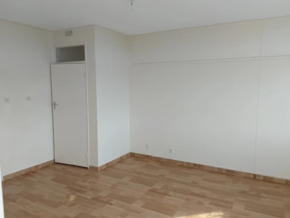 2 Bedroom Flat & Apartment