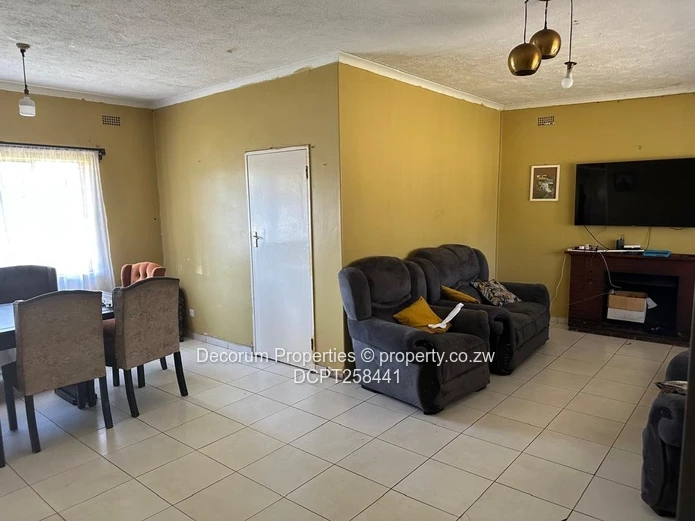 3BR Ashdown Park Bungalow — Verandah, Driveway & Flatlet