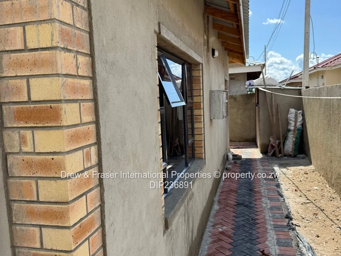 Stylish 4-Bed Fidelity Home - Fitted Kitchen & Tank