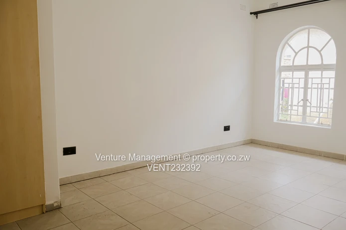 Cozy Renovated 3 Bedroom Garden Flat with Parking