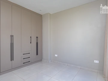 2 Bedroom Flat & Apartment