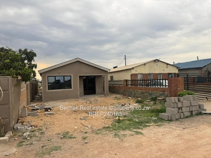 3-Bed Pumula South House — Walled Yard, Water Tank