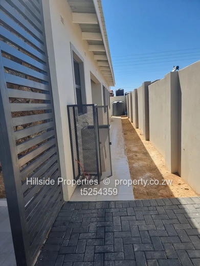 6 bed house for Sale with two wings that are the same  (Sole Mandate)