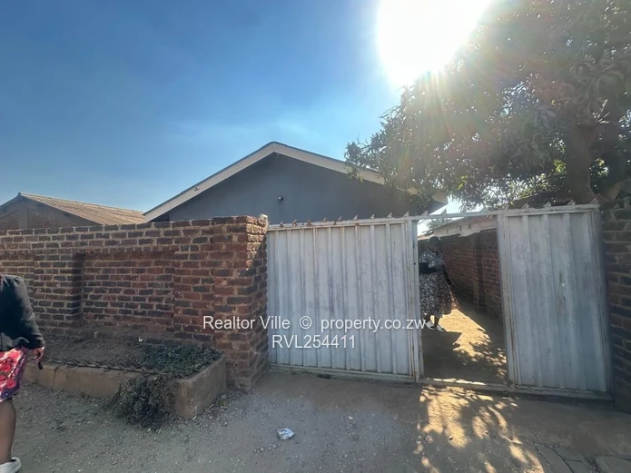 Walled & Gated 5-Bed Home in Warren Park – Borehole