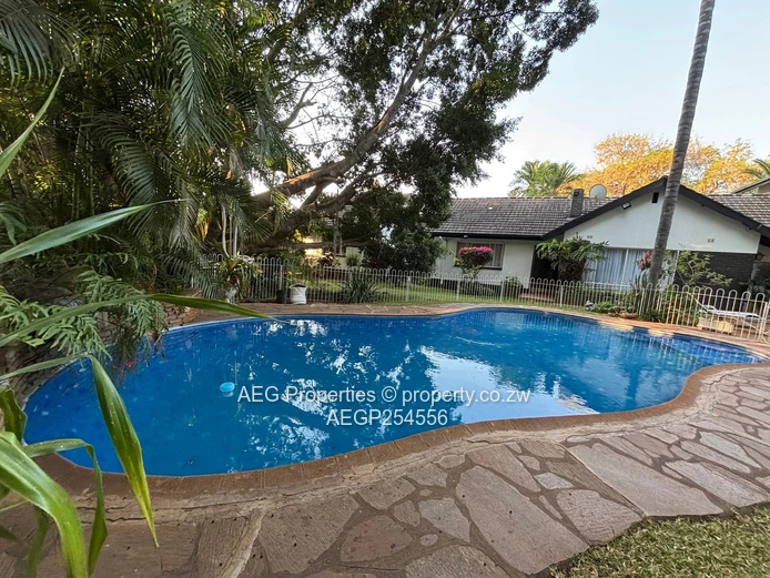 Vainona: 4-Bed Home with Pool & Mature Gardens