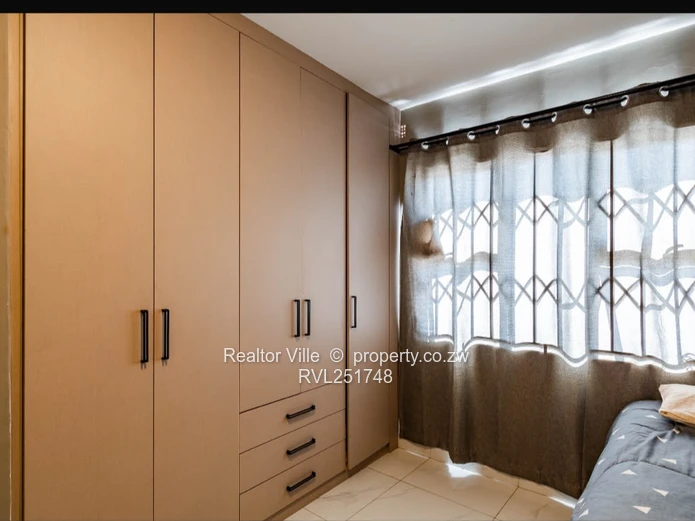 Modern 2-Bed Tynwald Apartment - Solar & Fitted Kitchen