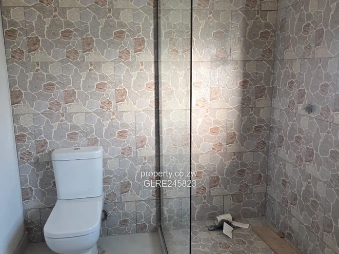 Paved Courtyard 2-Bed Glen View — Walled & Fitted Kitchen