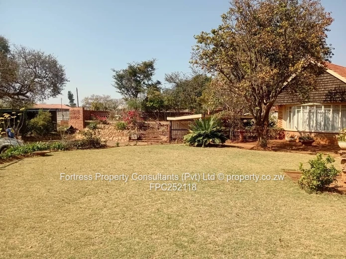 Spacious 3-Bed Home on 9 136m² with Massive Re-Development Potential