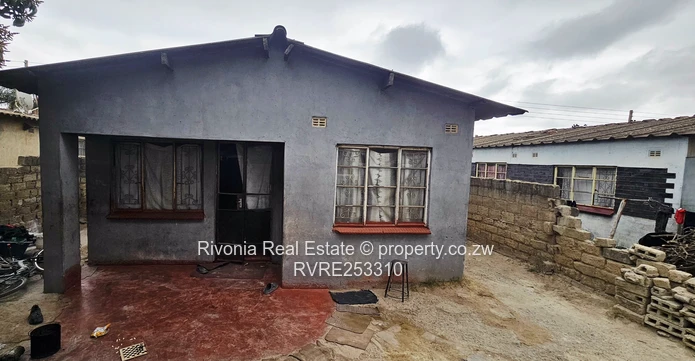 4-Bed Fixer-Upper with Borehole in Glen View