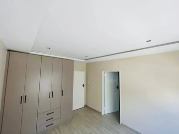 4 Bedroom Flat & Apartment