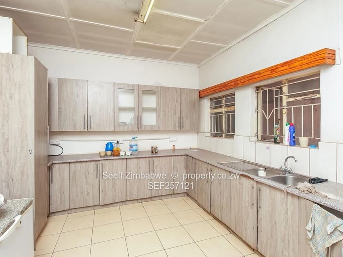 Walled Willowvale Industrial Park: 5000m², Offices & Workshop