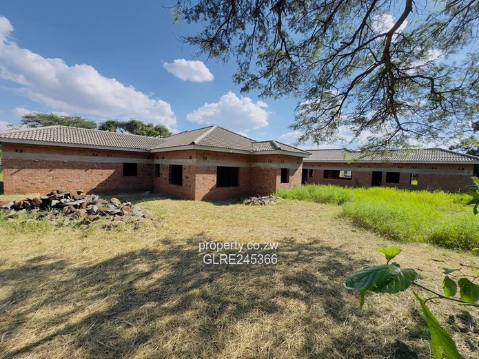 Unfinished 5-Bed 700 m² Home on 1 Acre in Bluff Hill