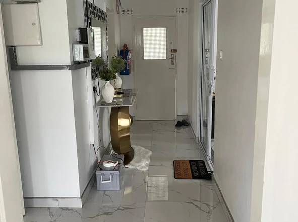 2 Bedroom Flat & Apartment