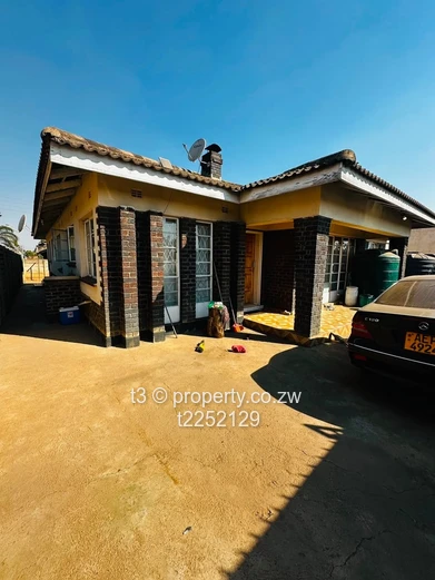 5-Bed Sunningdale Home with Secure Yard & Water Tank