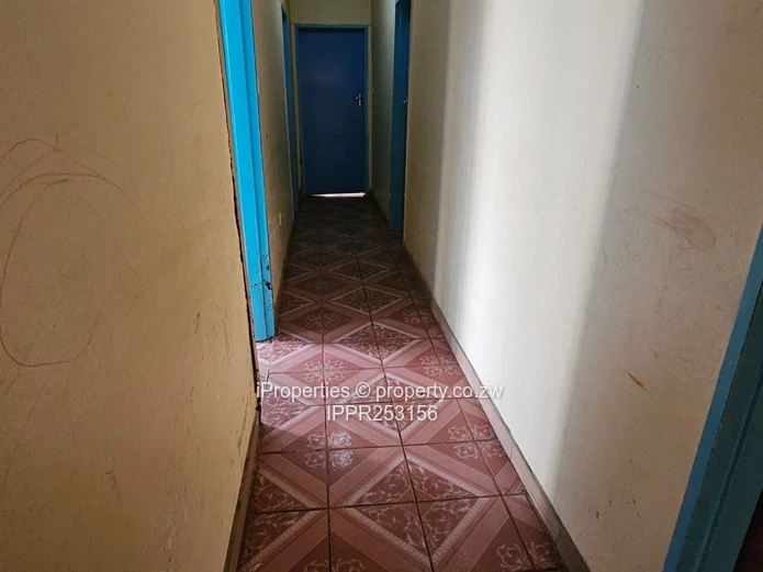 Large 5-Bed Walled Home on 4,588 m² — Water Tank & Garden