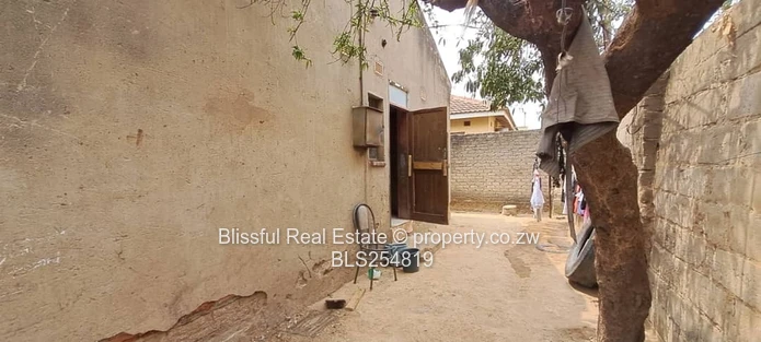 4 bedroom house for sale in Damofalls - Ruwa