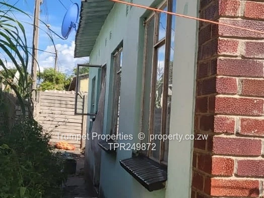 Chitungwiza 4-Bed Brick Home with Verandah, Walled (Sole Mandate)