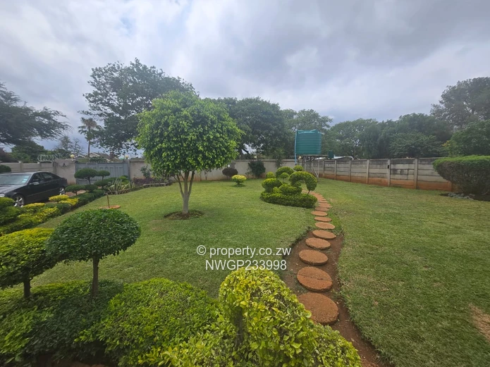 Montrose, Bulawayo South — 3-Bed House on 1600m² with Pool & Borehole