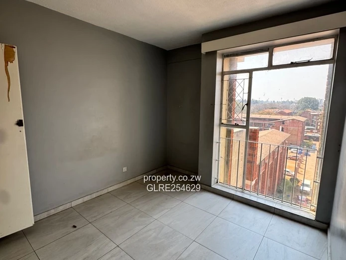 Curved Red-Brick 2-Bed Flat with Balcony, Avenues