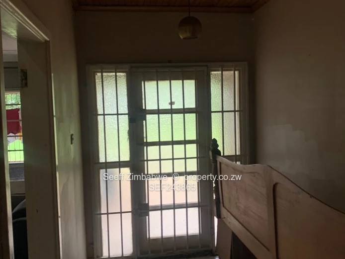 Spacious 4-Bed Marlborough Home on 9,070 m² with a Cottage