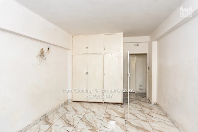 Avenues 1 bed flat for Sale  (Sole Mandate)