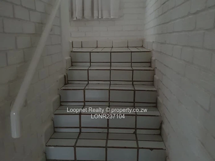 Marlborough 2-Bed Flat, Borehole & Sunny Lounge (Sole Mandate)