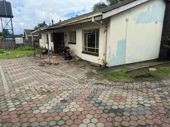 Cotswold Hills Mabelreign 3 beds House with a bedsitter cottage for sale $150k