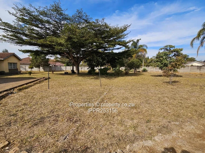 Large 5-Bed Walled Home on 4,588 m² — Water Tank & Garden