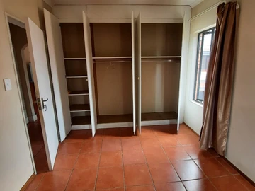 2 Bedroom Flat & Apartment