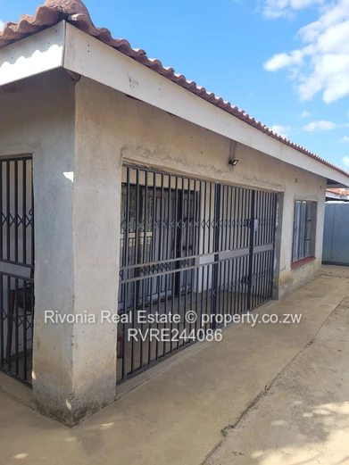 Neat 5beds on 300sqm Budiriro 3
