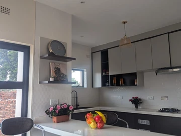 4 Bedroom Flat & Apartment