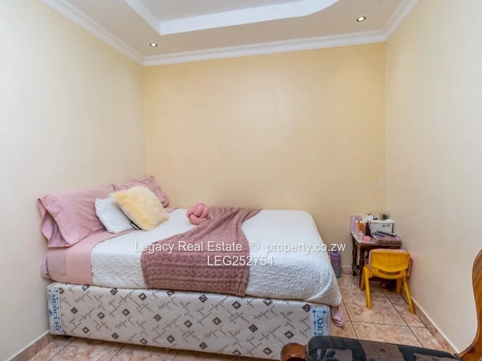 Strathaven 4-Bed Home 340m² - Pool, Borehole & Solar
