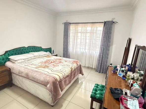 5 Bedroom House