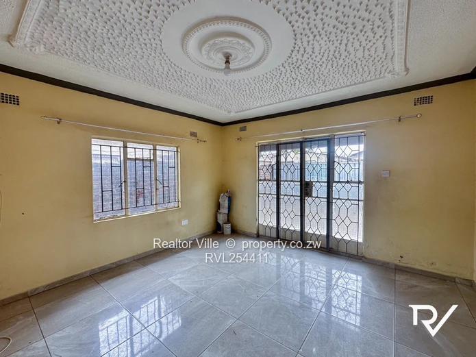 Walled & Gated 5-Bed Home in Warren Park – Borehole