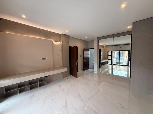 3 Bedroom Flat & Apartment