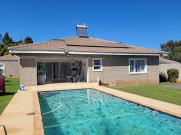 Large 3-bedroom townhouse close to shops and amenities