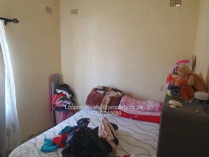 **Spacious 2-Bedroom Flat for Rent in Chitungwiza with Borehole** (Sole Mandate)