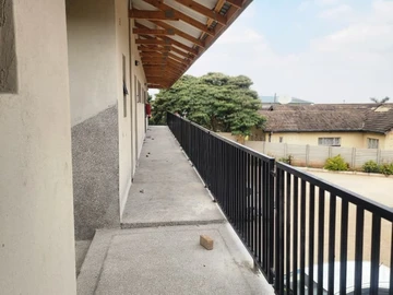 2 Bedroom Flat & Apartment