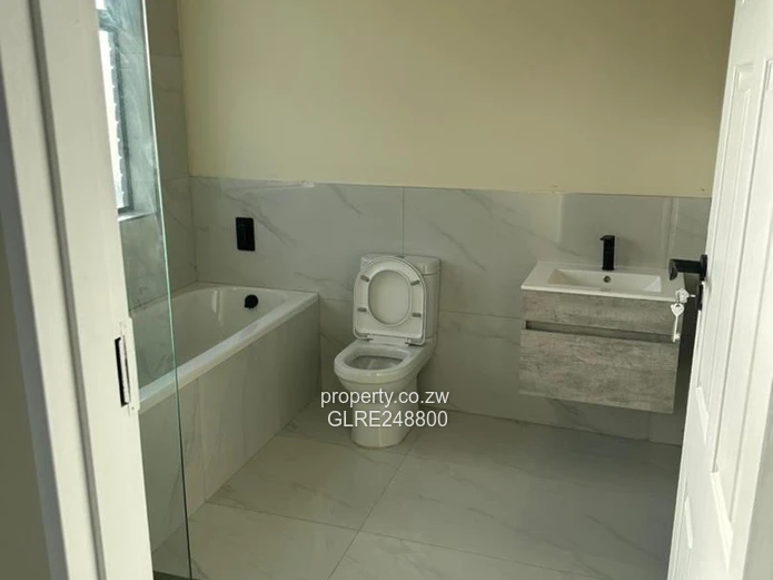 Spacious Glass-Front 3-Bed Townhouse in Bluff Hill - Borehole
