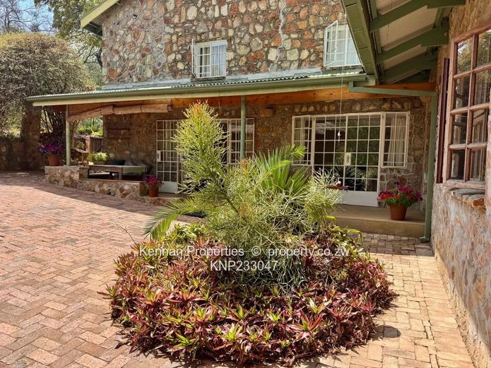 Charming Cottage In Helensvale - Semi Furnished