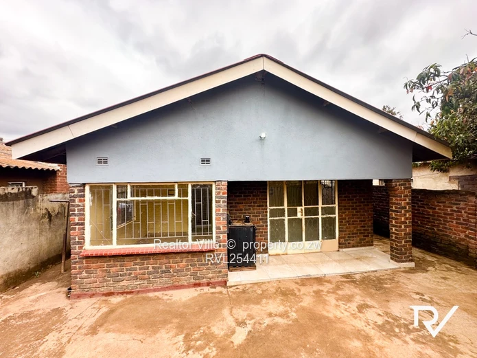Walled & Gated 5-Bed Home in Warren Park – Borehole