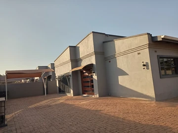 3 Bedroom Flat & Apartment