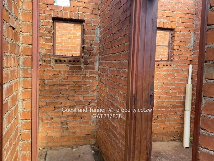 Spacious 600sqm Property with 4 BR and Cottage in Mahatshula North, Bulawayo – Finish to Your Taste