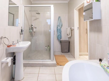 4 Bedroom Flat & Apartment