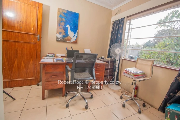 Prime Glen Lorne Opportunity with Borehole