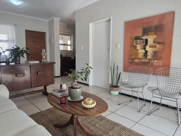 2 Bedroom Flat & Apartment