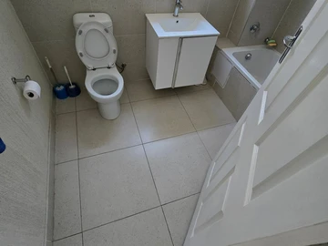 2 Bedroom Flat & Apartment