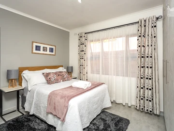 2 Bedroom Flat & Apartment