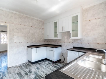 4 Bedroom Flat & Apartment